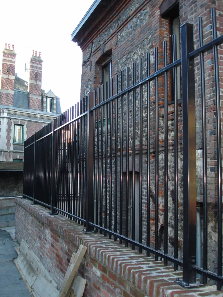 installation d'une clôture barreaudée en Normandie 