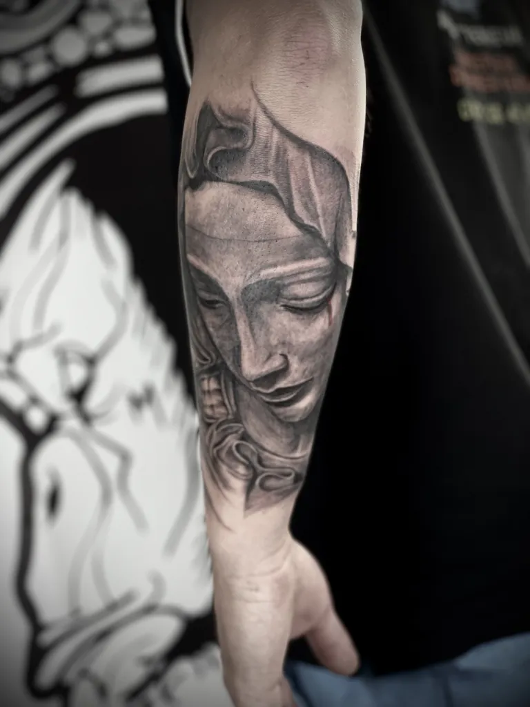 Réalisation d'un portrait religieux de la Vierge Marie sculptée à l'arrière d'un avant-bras à Craponne dans l'ouest lyonnais