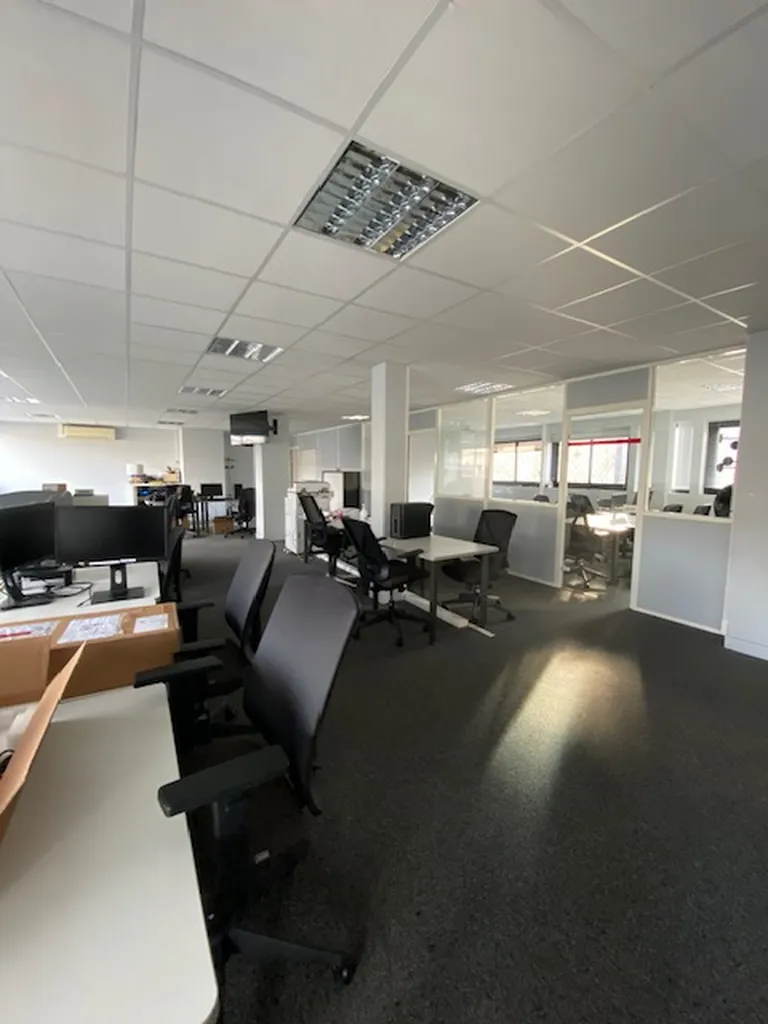 LE HAVRE - A LOUER dans un immeuble de BUREAUX de 512 m2 divisibles à partir de 183m2 avec parkings privatifs, idéalement placé en centre-ville