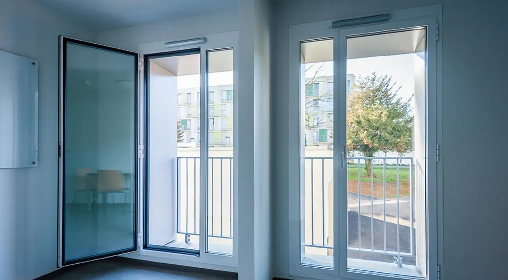 Pose de porte-fenêtre oscillo-battante aluminium avec double vitrage et poignée sécurisée à Genas