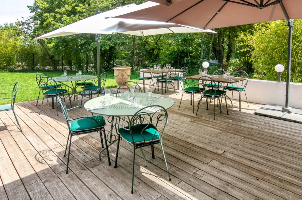 Privatisation de restaurant pour mariage avec terrasse, jardin et salle climatisée à Bouc-Bel-Air proche Aix-en-Provence