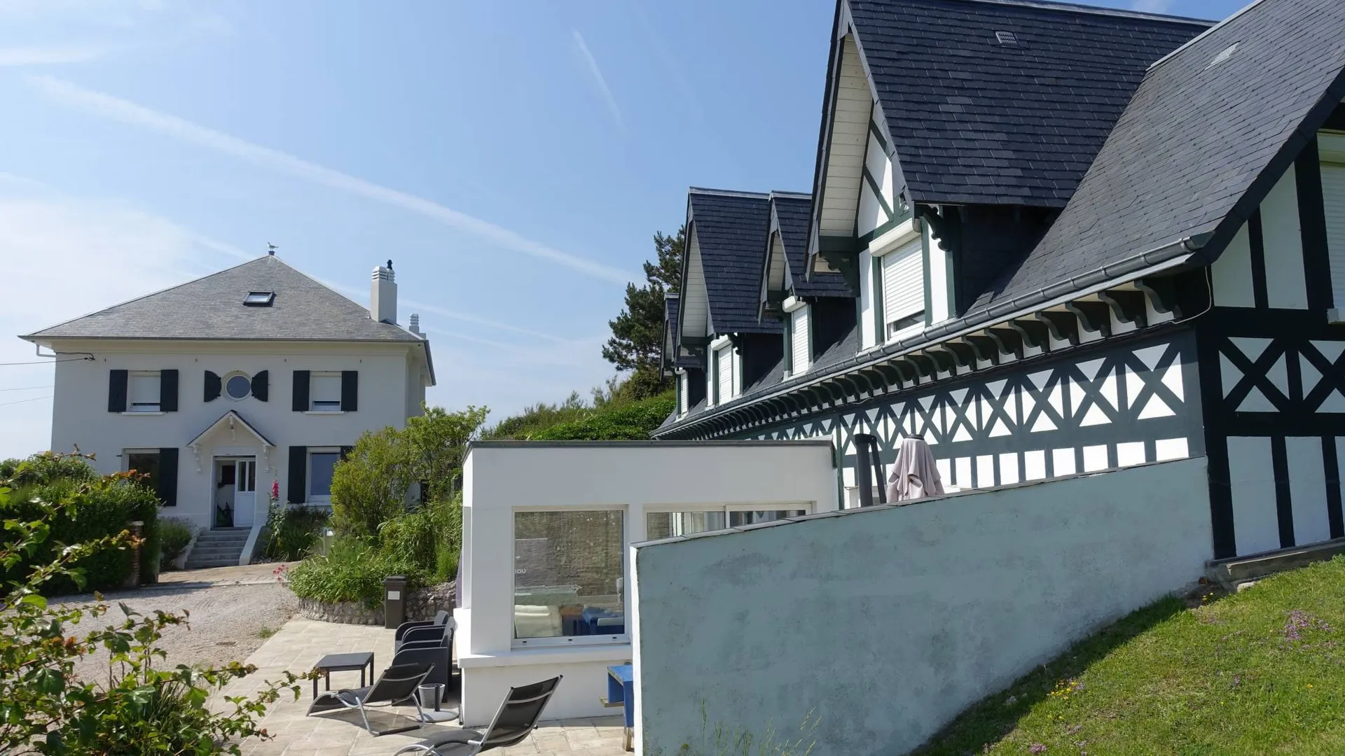 A vendre propriété d'exception, comprenant une maison de caractère principale ainsi qu'un gîte anglo-normand avec vue exceptionnelle sur la mer, proche de Dieppe (76)