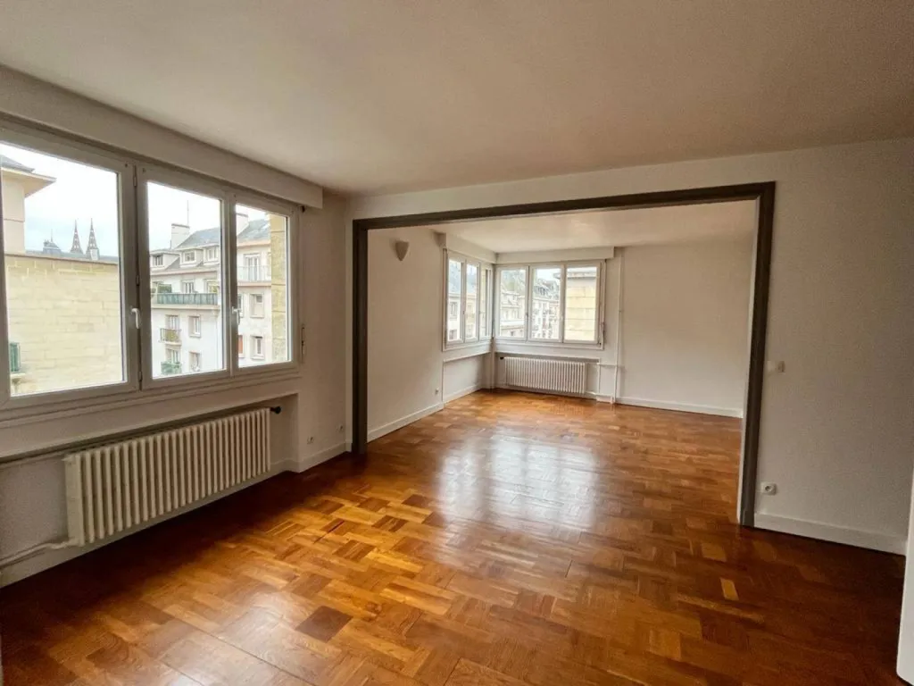 Situé au 03 rue Petit de Julleville à Rouen