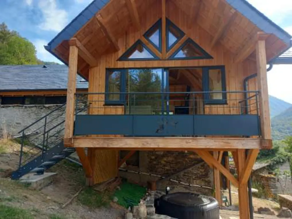 Garde-corps métallique extérieur sur balcon bois sur mesure à Bagnères-de-Luchon en Haute-Garonne