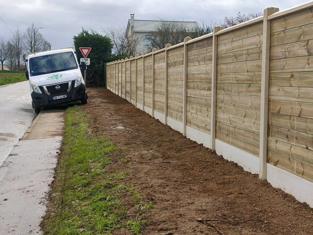 Pose d'une clôture pleine en béton et bois proche du Havre 76