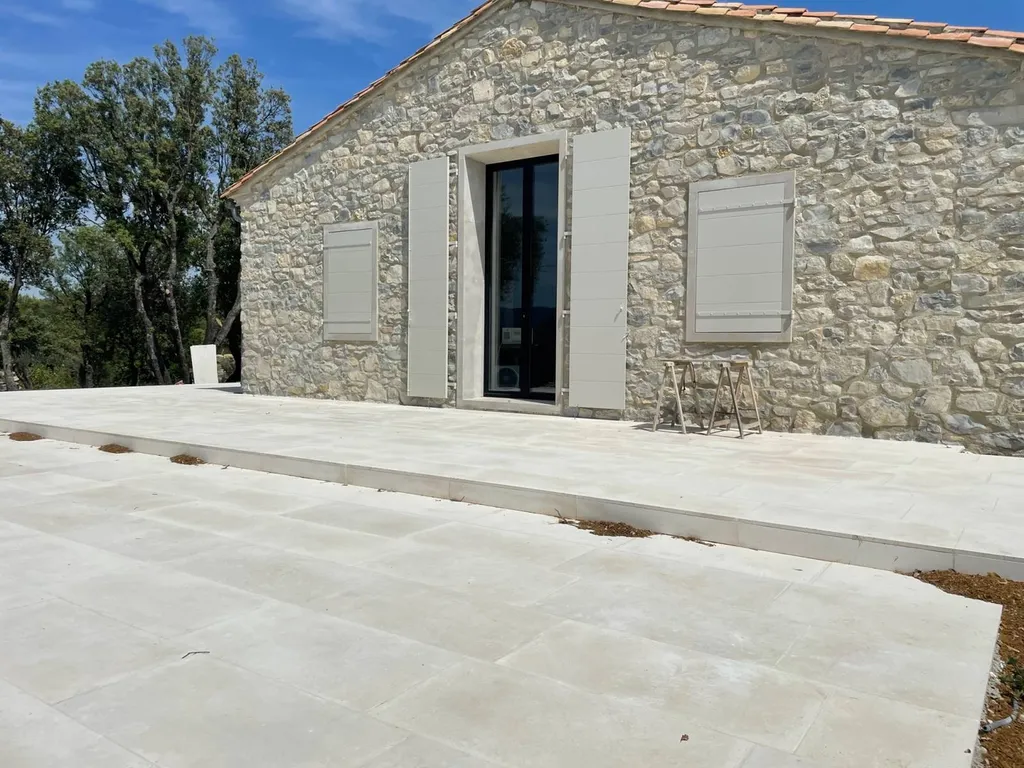 DALLAGES EXTERIEURS / TERRASSE EN PIERRE NATURELLE DE MOLEANOS FINITION SABLEE