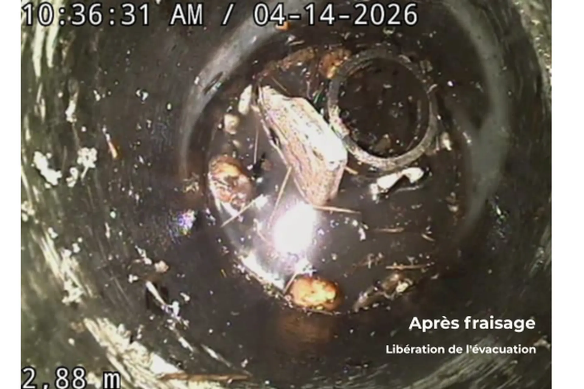 visuel après éclatement du morceau de carrelage dans la canalisation
