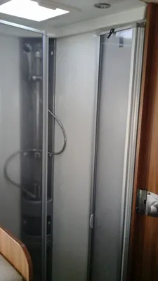 DOUCHE séparée dans le Carado t447 hymer 