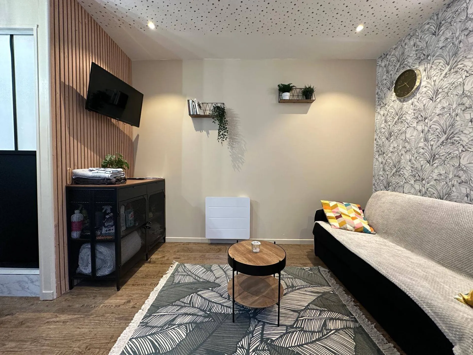 Vends charmant studio rénové en plein cœur de Dieppe, idéalement situé près du port et de la mer.