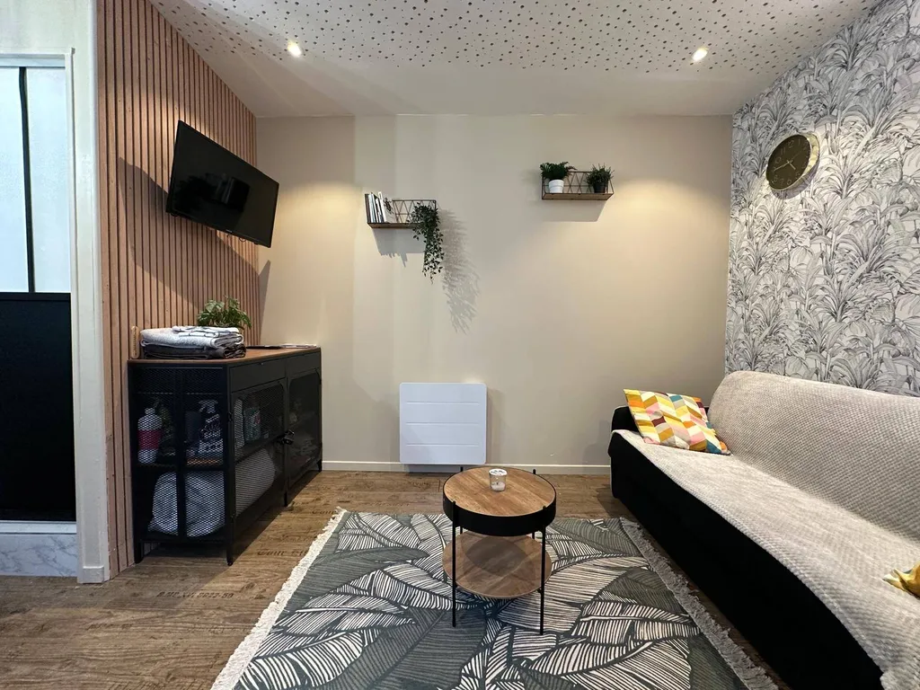 Vends charmant studio rénové en plein cœur de Dieppe, idéalement situé près du port et de la mer.