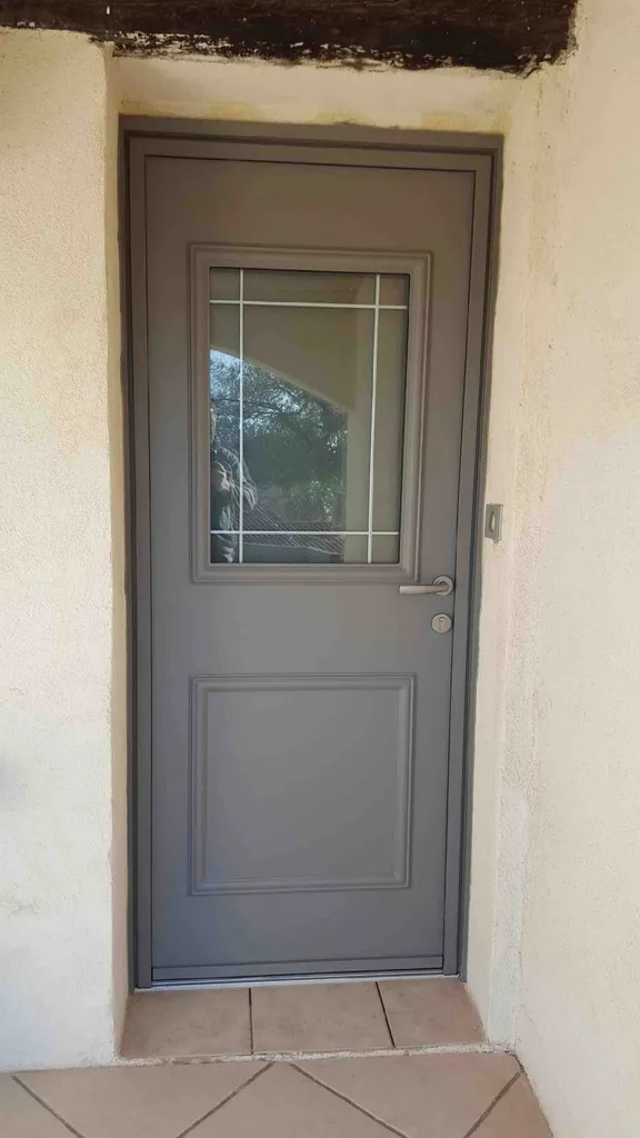 Pose porte d'entrée K-Line modèle rectangle posé sur Sausset les pins