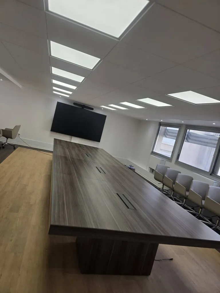 Table de conférence T45 bois ébenisterie à Nîmes