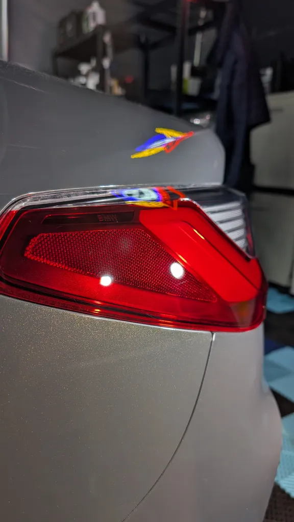 Rénovation d'optiques de phares jaunis avec ponçage et polissage professionnel valide pour le contrôle technique de votre voiture