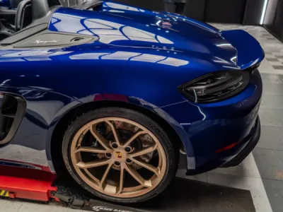 Film de protection XPEL posé sur un modèle Porsche ouvert pour un usage dynamique à Lorient.