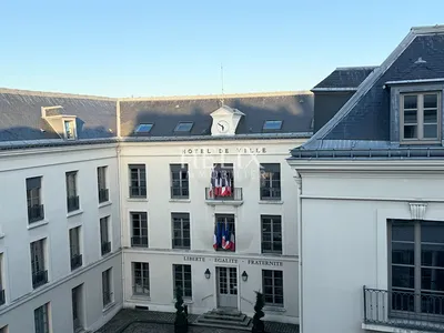 A vendre dans un bel ensemble immobilier du centre de Saint Germain en Laye un appartement deux pièces en dernier étage avec ascenseur