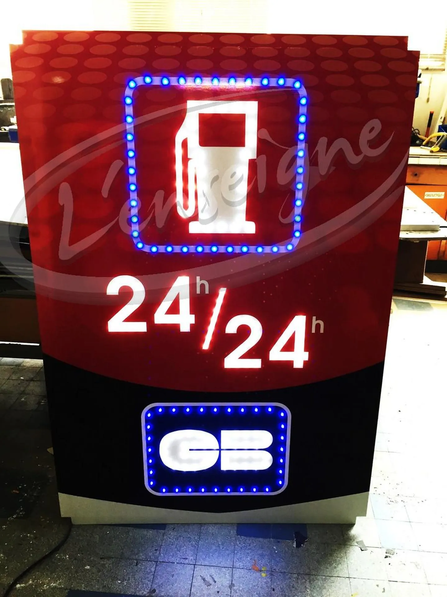 station service caisson lumineux carry le rouet