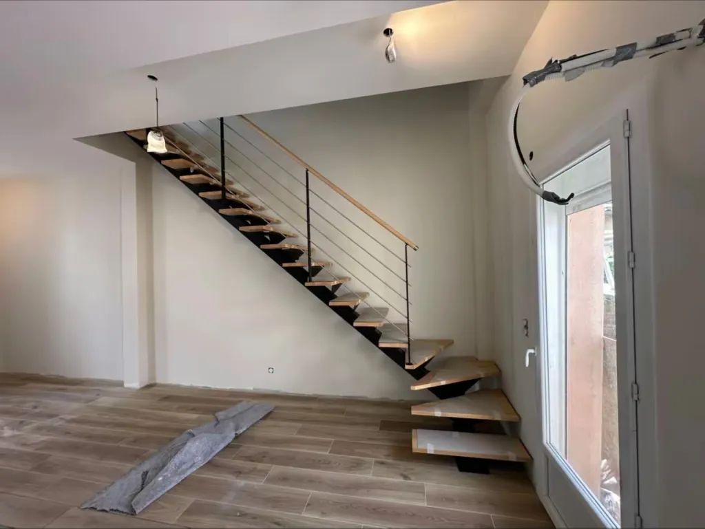 Pose d’un escalier bi-matière bois et métal sur mesure pour intérieur moderne à Bordeaux