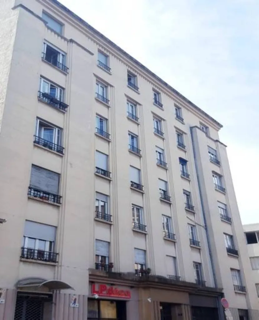 Vente de 2 appartements en plateau à aménager dans un immeuble art déco avec ascenseur dans la rue Pensier à Lyon 8