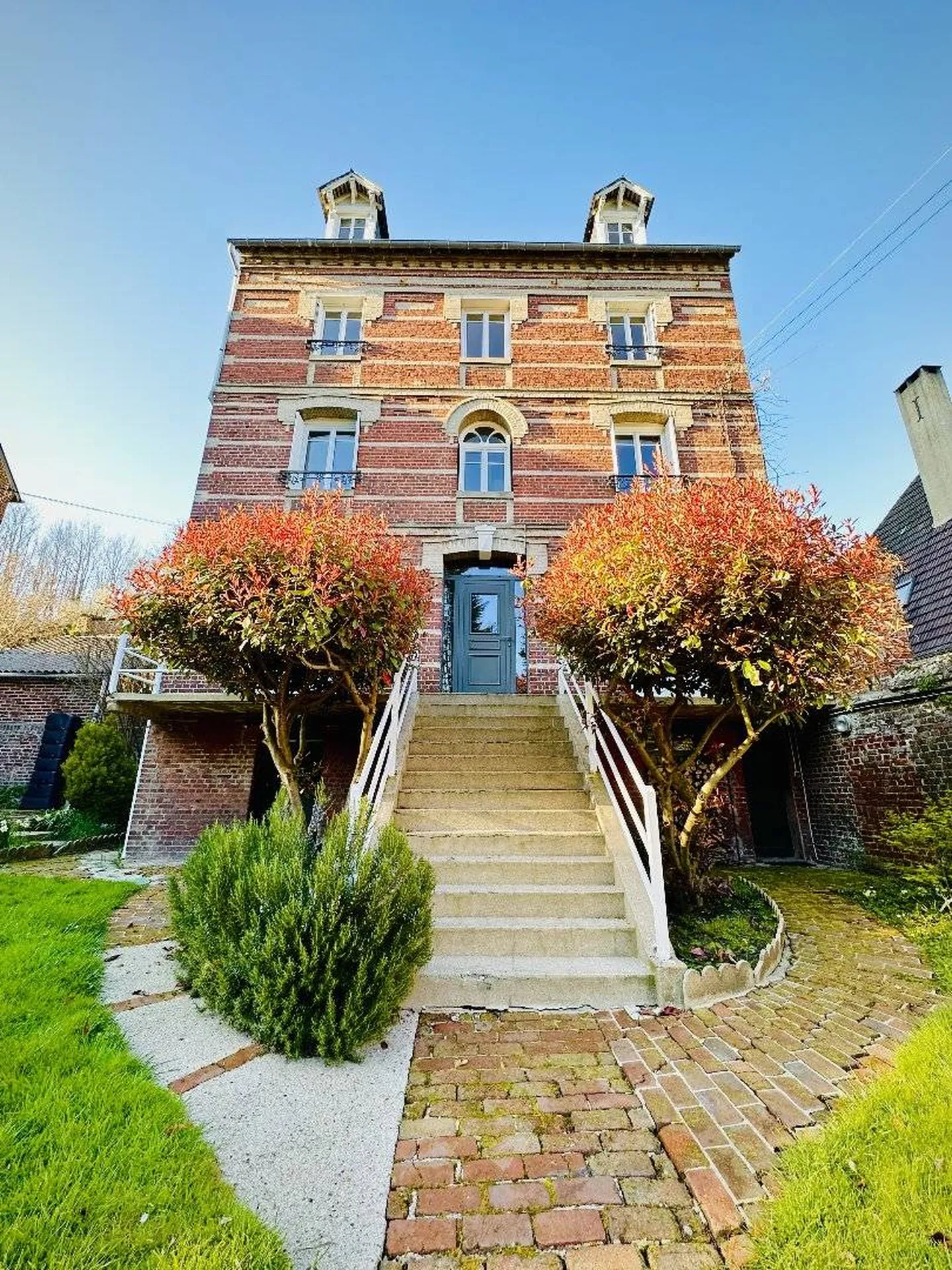 VENDU Maison de maître d'environ 200m² à quelques pas du centre-ville, et son terrain de 778m².