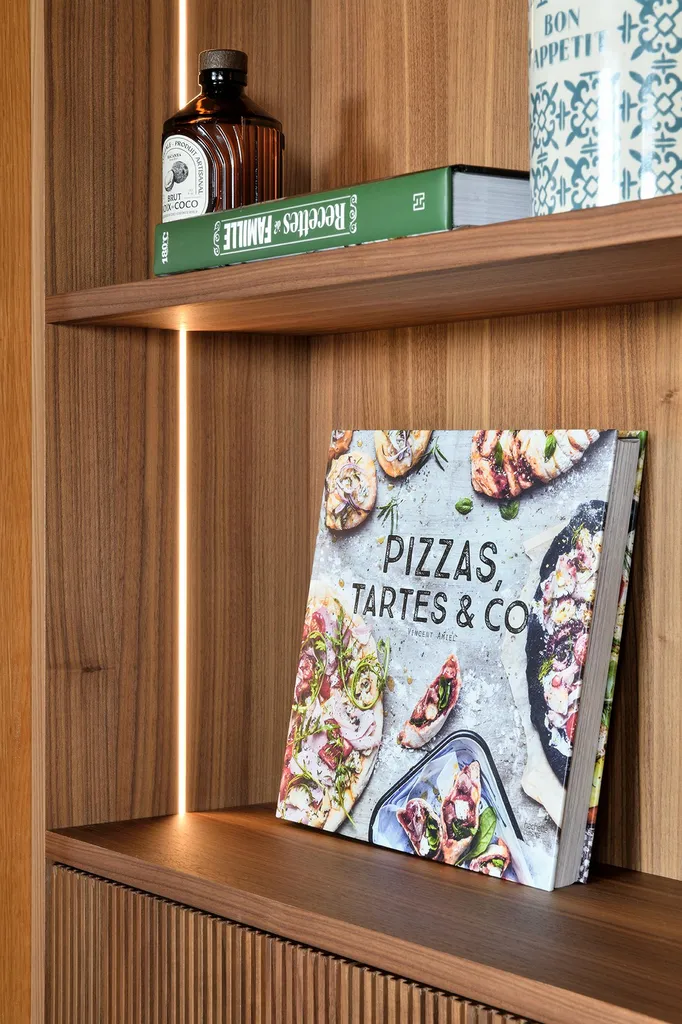 Amenagement d'une cuisine avec bibliotheque en noyer US à coté de Lyon