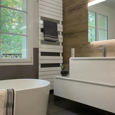Salle de bain moderne avec douche italienne et baignoire élégante, par l’Atelier D. 