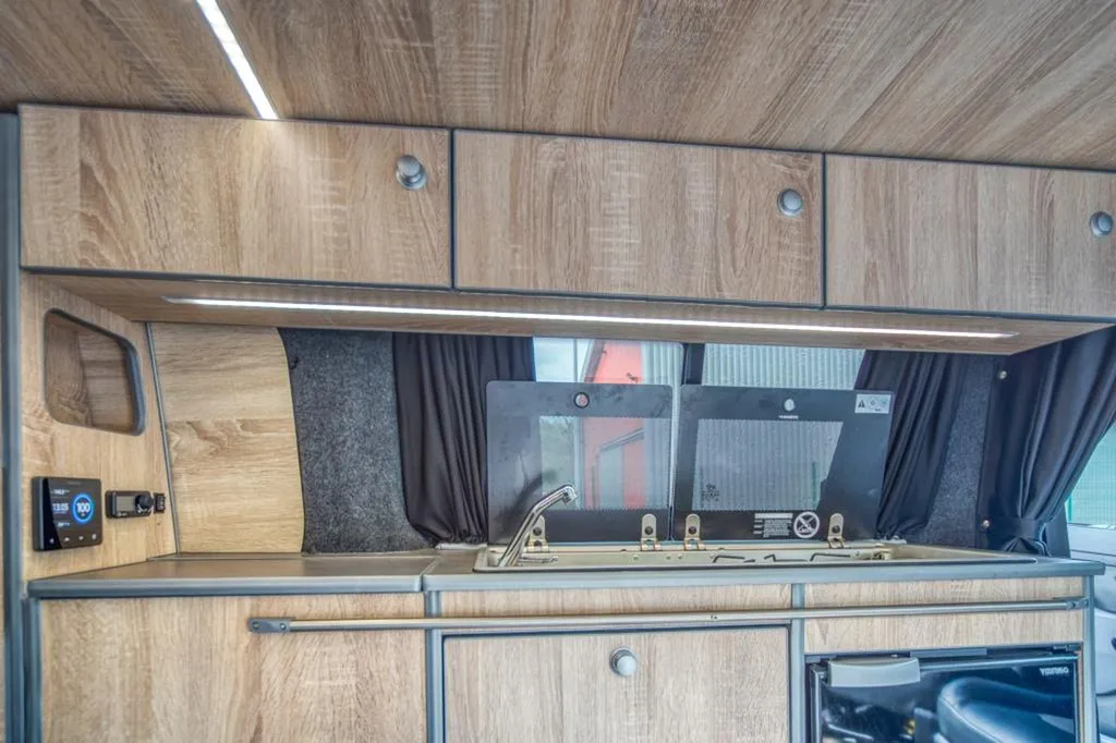 Aménagement intérieur de Van Peugeot Expert XL à Lyon : transformation utilitaire en van sur-mesure dans le Rhône