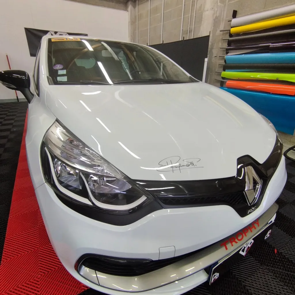 Pose de film de protection PPF FlexiShield sur le capot d’une Clio 4 RS à Clermont-Ferrand pour préserver sa signature