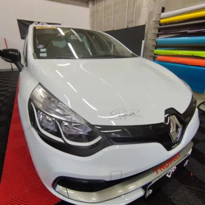 Pose de film de protection PPF FlexiShield sur le capot d’une Clio 4 RS à Clermont-Ferrand pour préserver sa signature