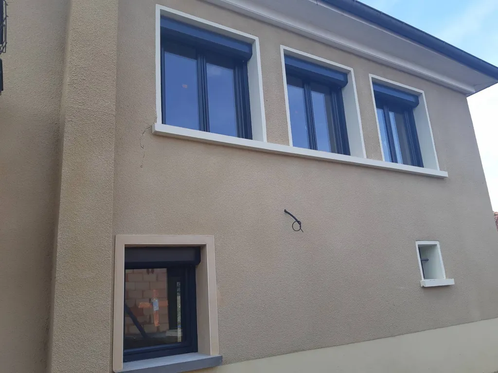 installation de volet roulant motorisé en aluminium à Trévoux près de Villefranche sur Saône