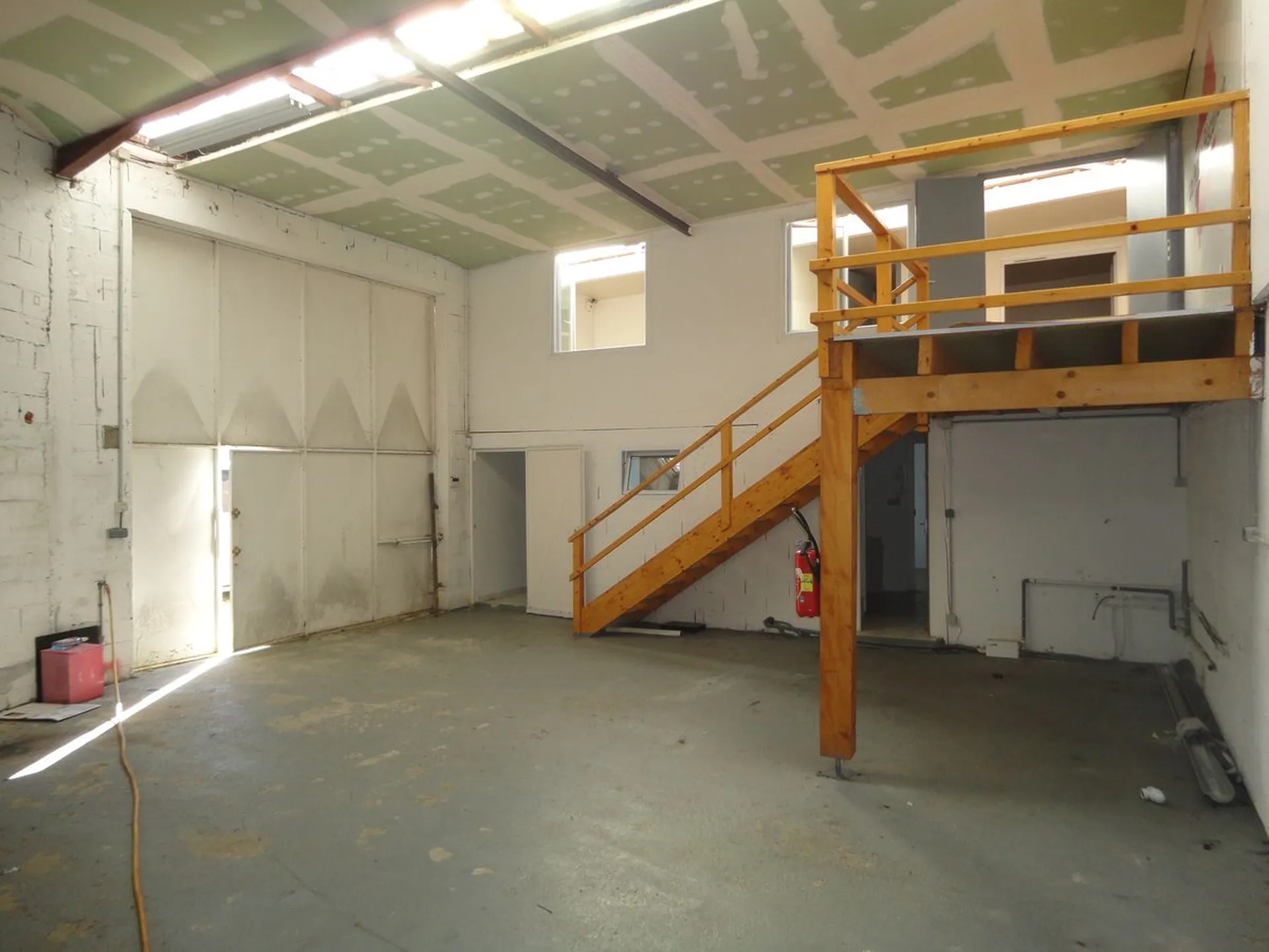 LOCAL COMMERCIAL A VENDRE Carnoux en Provence dans la zone industrielle