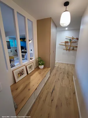 Dégagement repensé avec banquette intégrée, rangements sur mesure et mise en couleur de l’espace