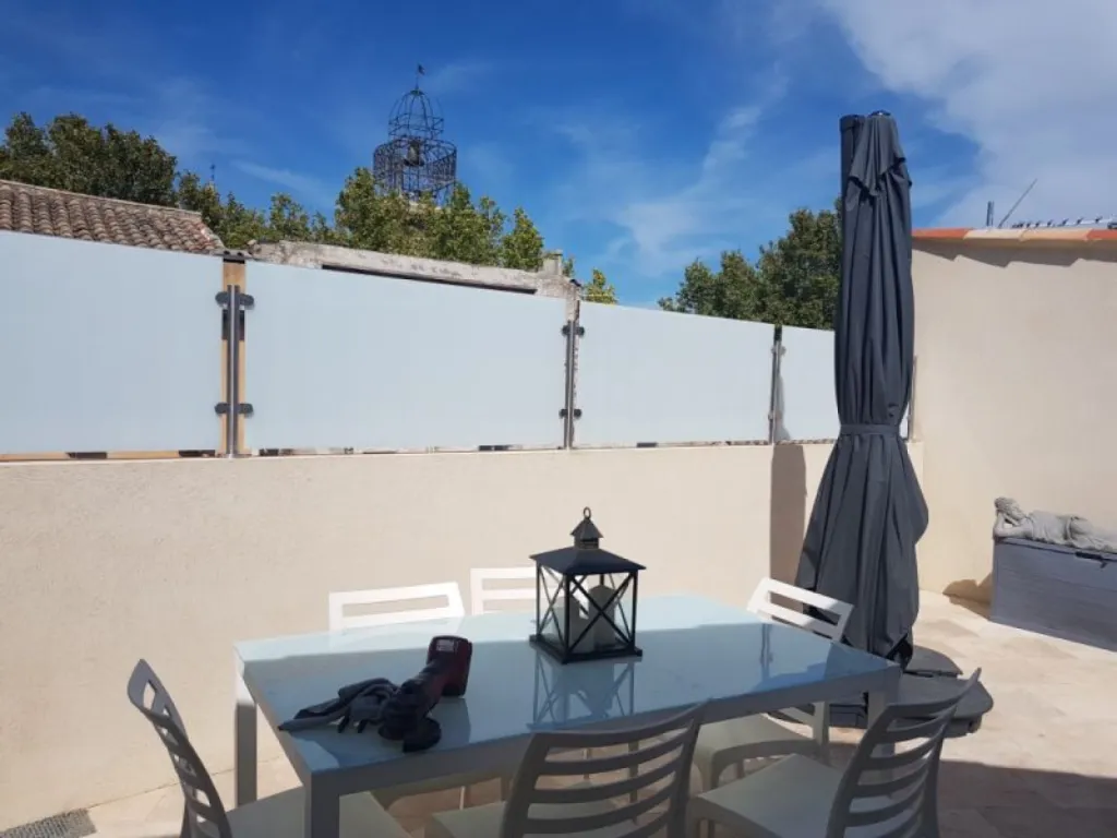 Gardes corps avec poteaux inox et vitrages opaques sur PELISSANNE 