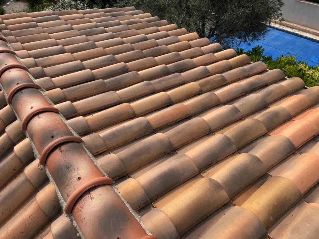 Changement d’un Faîtage avec Rive et nettoyage de toiture de maison sur Martigues