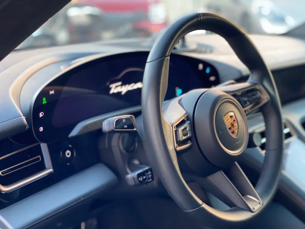 Réparation carrosserie SUR Porsche Taycan à Cassis choc avant avec véhicule de prêt