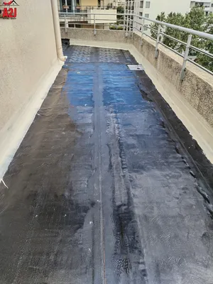 Rénovation d'une étanchéité de terrasse isolée avec dalle sur plots au dernier étage d'un appartement sur Marseille