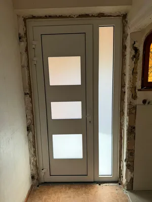 Pose de porte d'entrée PVC blanche avec fixe latéral vitré et sécurité renforcée 5 points à Gærsdorf