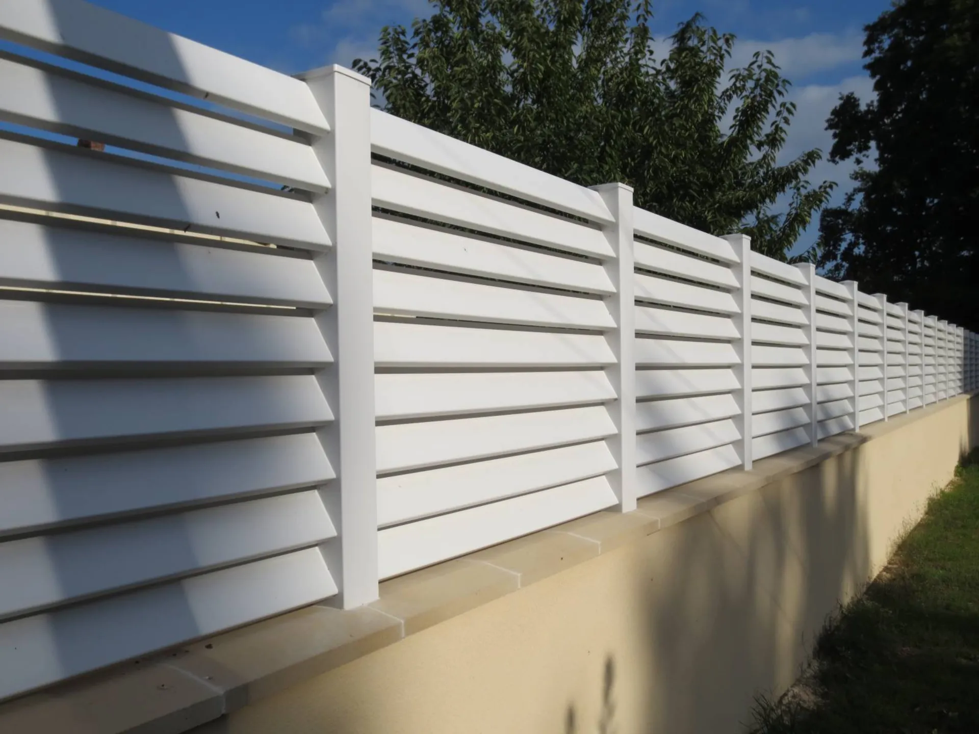 installation d'une clôture PVC en Normandie 