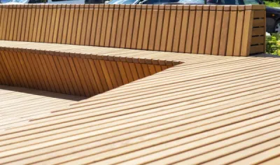 Aménagement extérieur en bois exotique dans les Bouches-du-Rhône