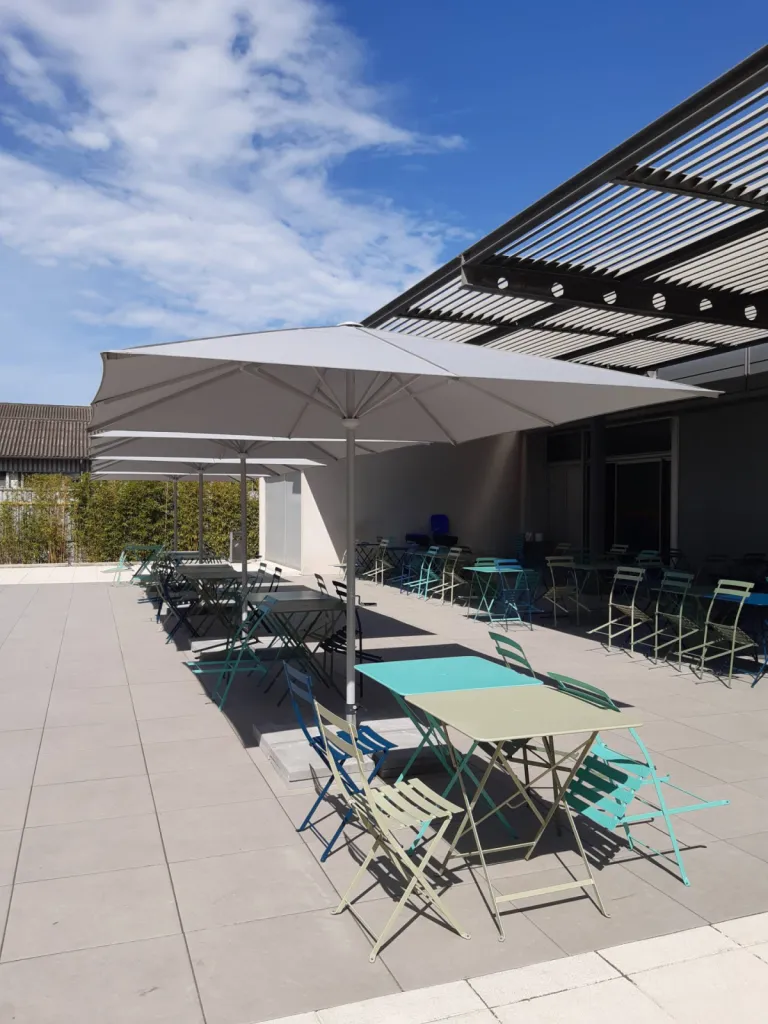 Parasol Filius carré posés par ROSSI dans les bureaux SPIC à Marseille