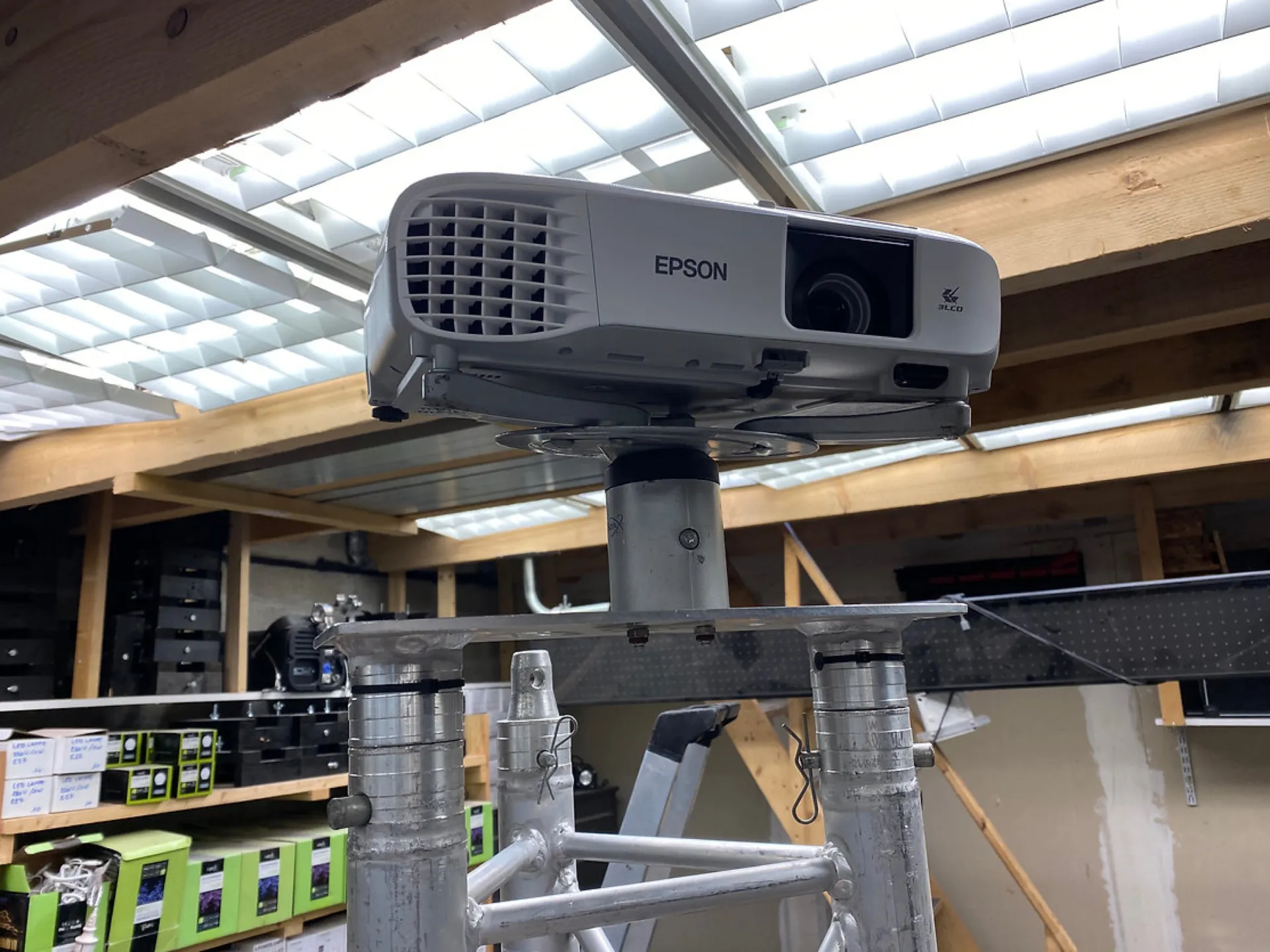 location fixation totem pour videoprojecteur à Aubagne dans les bouches du Rhône