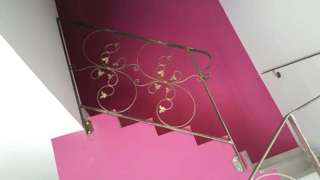 MISE EN SECURITE ESCALIER AVEC FABRICATION ET POSE SUR MESURE GARDE CORPS AVEC MAIN COURANTE VOLUTES AVEC FEUILLES EN FER FORGE DANS LES BOUCHES DU RHONE 13 PACA