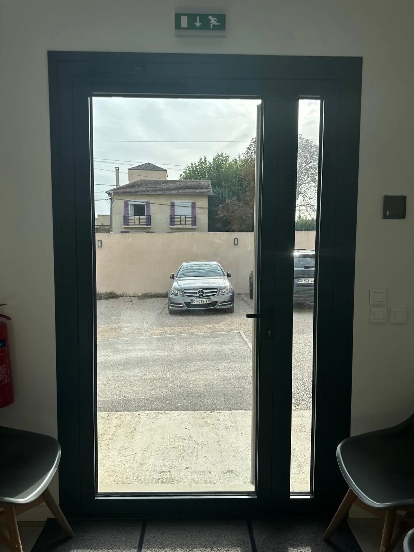 PORTE D’ENTRÉE ALUMINIUM POUR MAGASIN À AIX PUYRICARD