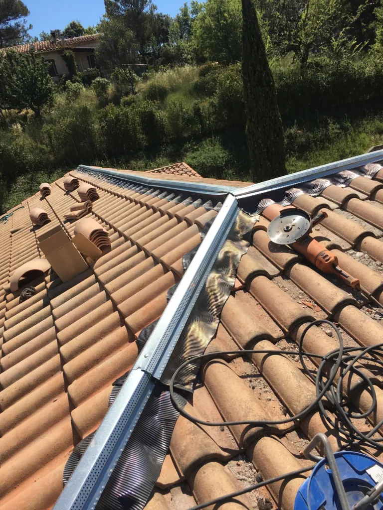 couvreur pour pose closoir pour Faîtage sur venelles 13770