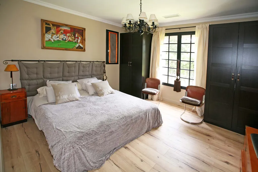 Une des chambres de cette maison en vente dans le Comtat Venaissin