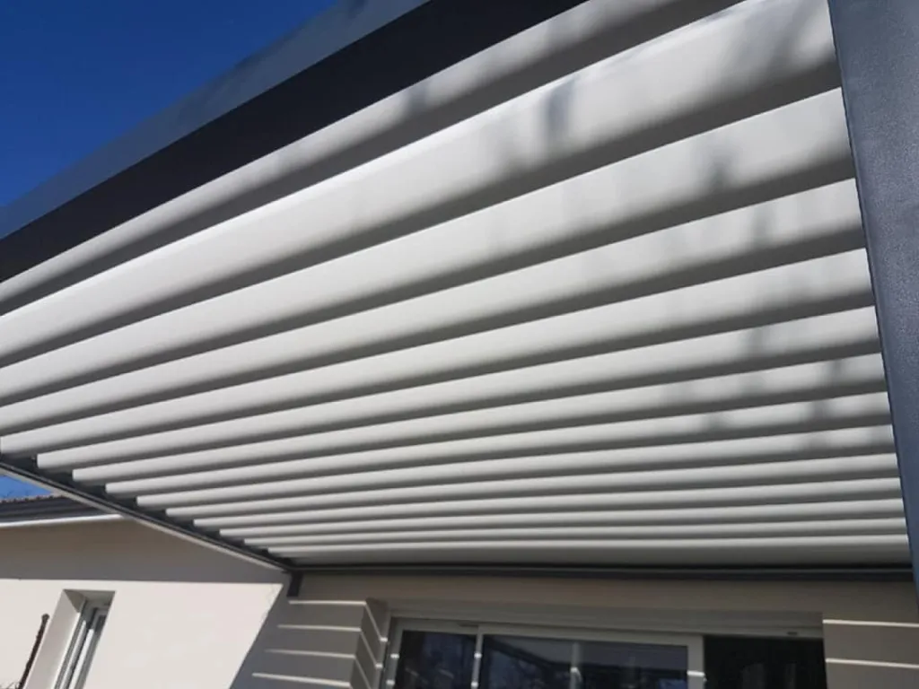 Installation d’une pergola en aluminium pour terrasse de maison avec lames orientables à Créon