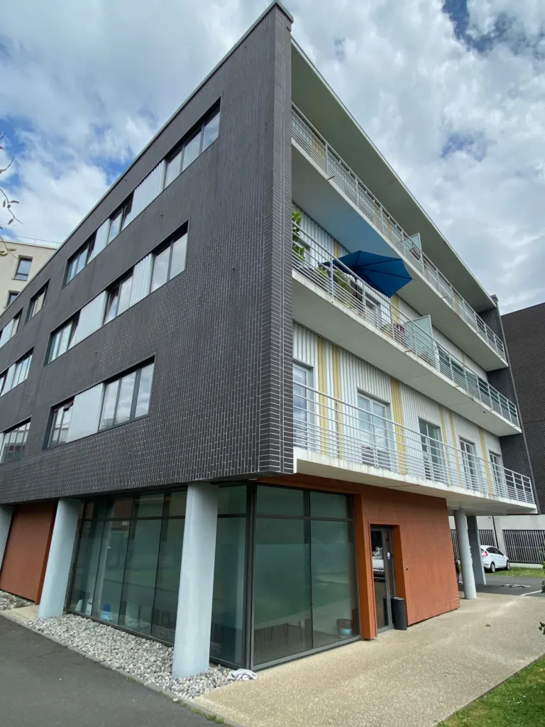 LE HAVRE - A LOUER Bureaux de 394 m² lot indépendant en R+1 dans un immeuble mixte, situé derrière le Carré des Docks