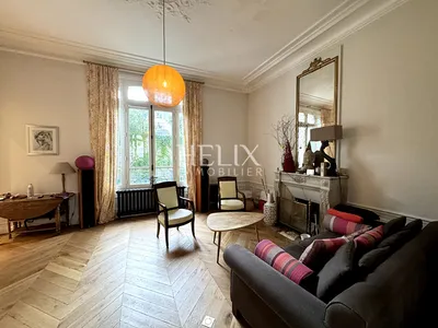 Dans un hôtel particulier sur un secteur privilégié et très recherché magnifique appartement avec jardin privatif