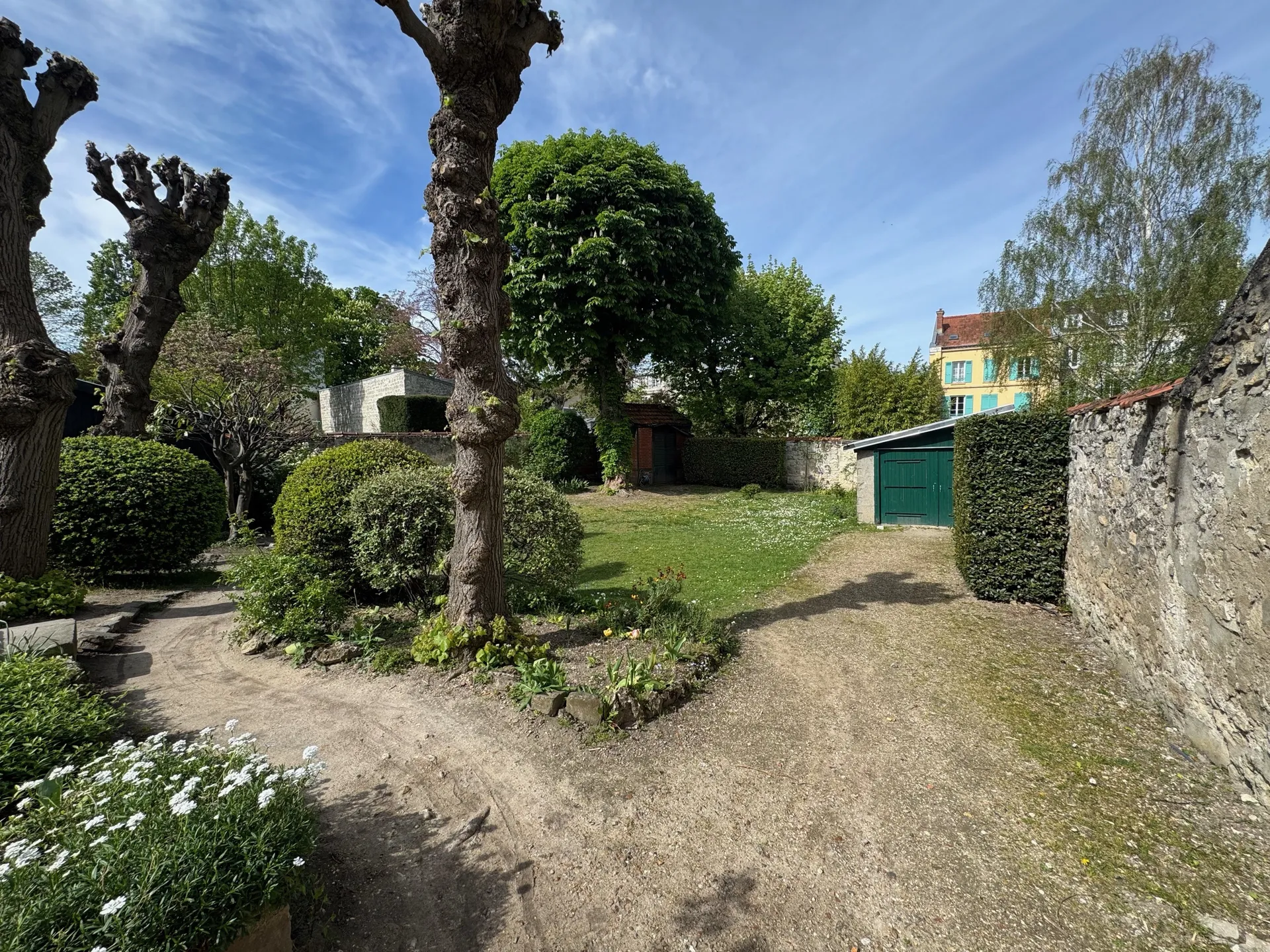 A vendre un appartement comme une maison, à quelques pas du RER A de Saint Germain en Laye, le calme absolu avec parking et jardin arboré de la copropriété.