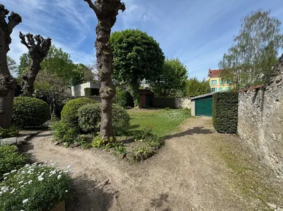 A vendre un appartement comme une maison, à quelques pas du RER A de Saint Germain en Laye, le calme absolu avec parking et jardin arboré de la copropriété.