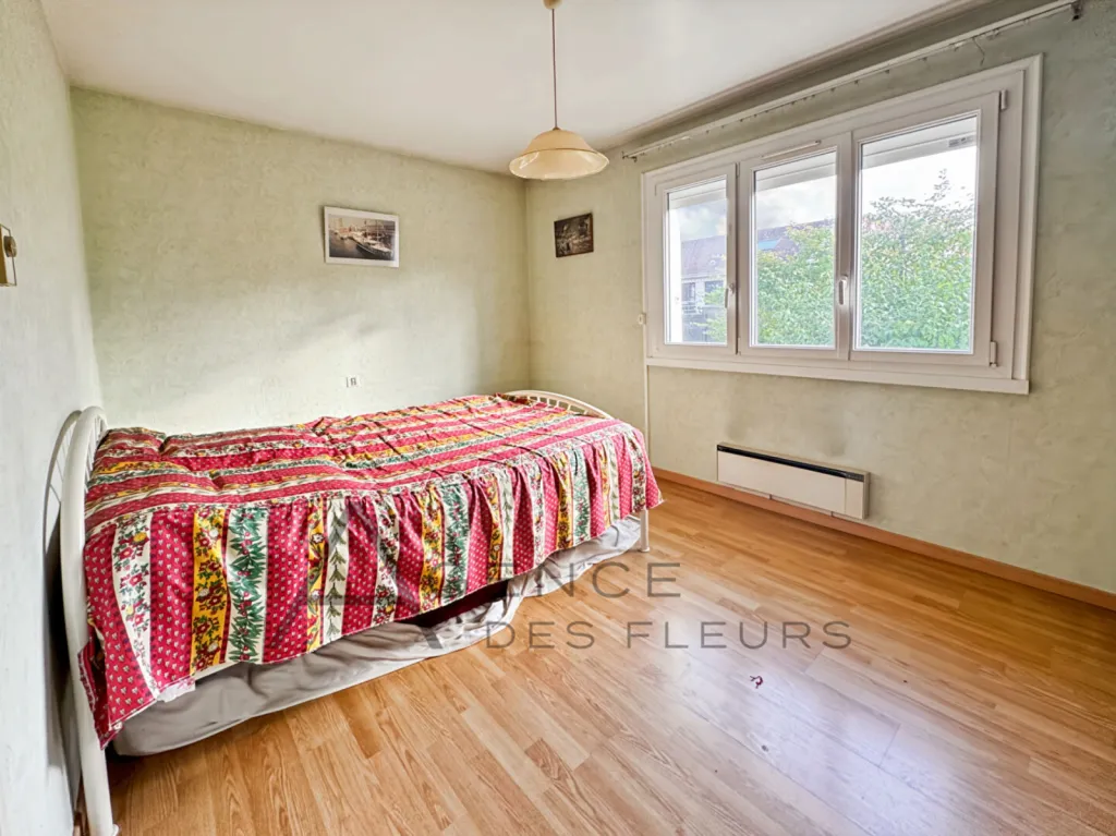 A acheter, pavillon de 1973 sur sous-sol de 104 m² sur un terrain de 910 m² situé à Saint-Pierre-les-Elbeuf 76320